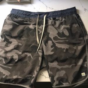 Men’s size L Vuori Banks workout short